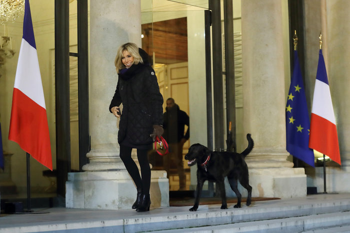 Η βραδινή βόλτα της Μπριζίτ Μακρόν με τον... Νέμο