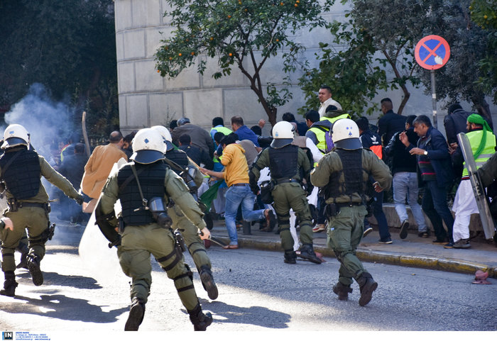 Αγριο ξύλο μεταξύ οπαδών του ΠΑΟΚ και Πακιστανών στην Αθήνα