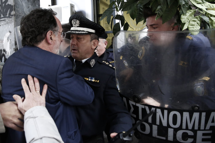 Ενταση με Λαφαζάνη στο Συμβολαιογραφικό Σύλλογο για τους πλειστηριασμούς - εικόνα 5