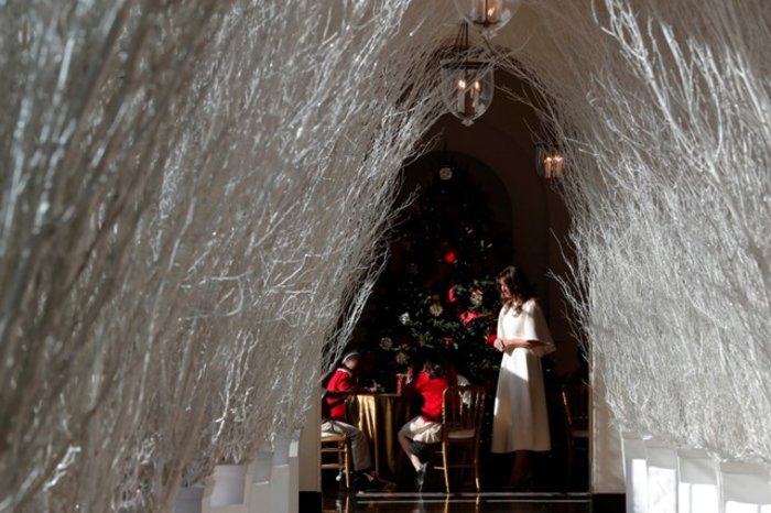 «Xιονάτη» η Μελάνια στον χριστουγεννιάτικο Λευκό Οίκο - εικόνα 10