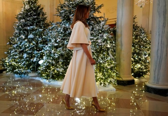 «Xιονάτη» η Μελάνια στον χριστουγεννιάτικο Λευκό Οίκο