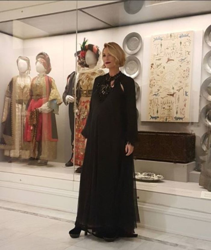 Η Βίκυ Καγιά κάνει πασαρέλα στον 7ο μήνα της εγκυμοσύνης της