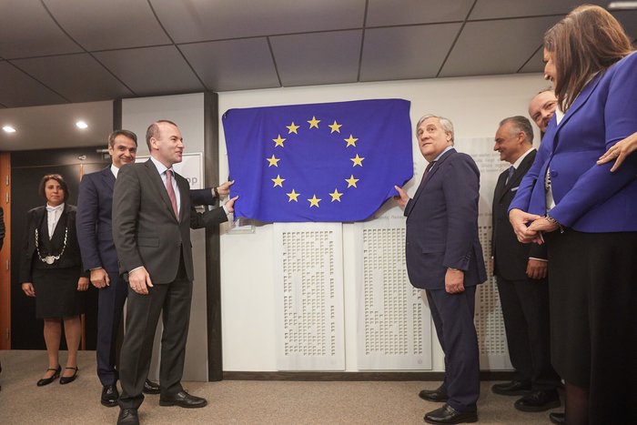 Ευρωκοινοβούλιο: Τα 3 εμβληματικά moto & η αίθουσα Κωνσταντίνου Μητσοτάκη