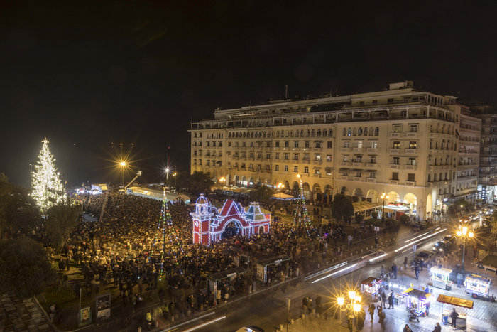 Η Θεσσαλονίκη έβαλε τα γιορτινά της-Στόλισε δέντρο 20μ. με 14.000 λαμπιόνια