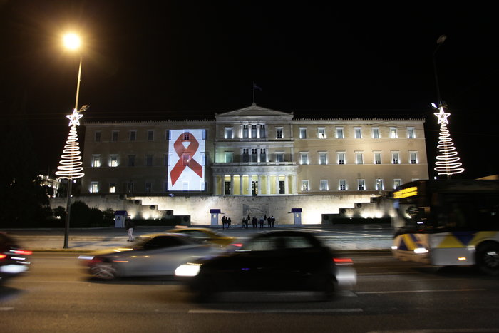 Γιατί άλλαξε ο φωτισμός στη Βουλή και στον Λευκό Πύργο