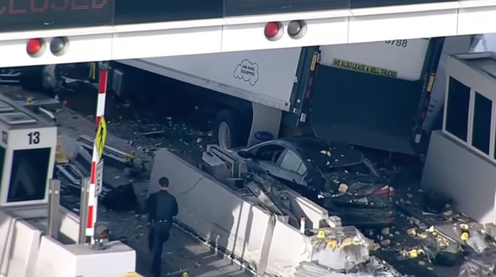 ΗΠΑ: Τρομακτική σύγκρουση φορτηγού στα διόδια, μια νεκρή   - video