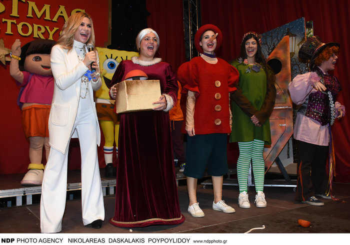 Κατερίνα Καραβάτου: Σπάνια έξοδος με την κόρη και τον γιο της [Εικόνες]