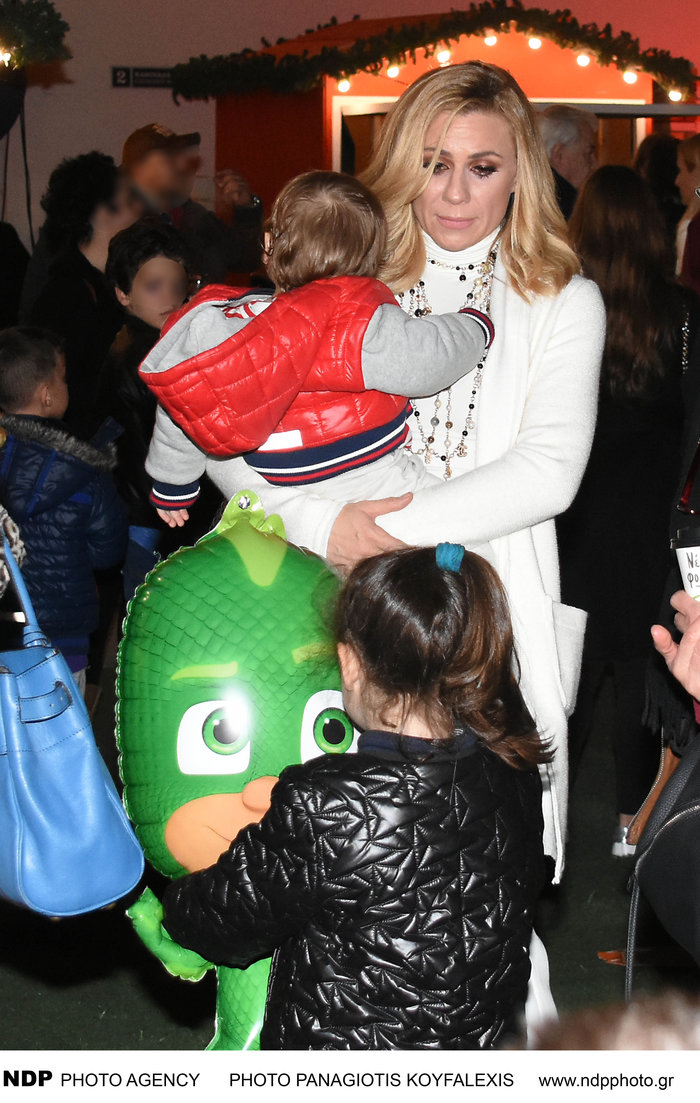 Κατερίνα Καραβάτου: Σπάνια έξοδος με την κόρη και τον γιο της [Εικόνες] - εικόνα 2