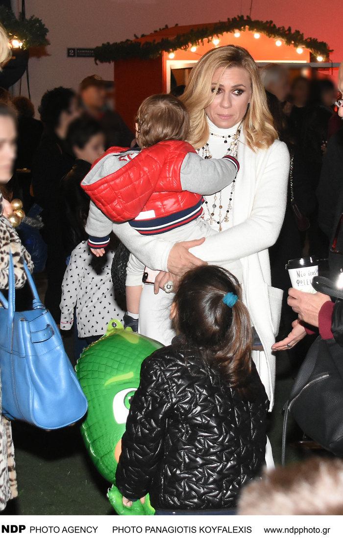 Κατερίνα Καραβάτου: Σπάνια έξοδος με την κόρη και τον γιο της [Εικόνες] - εικόνα 3