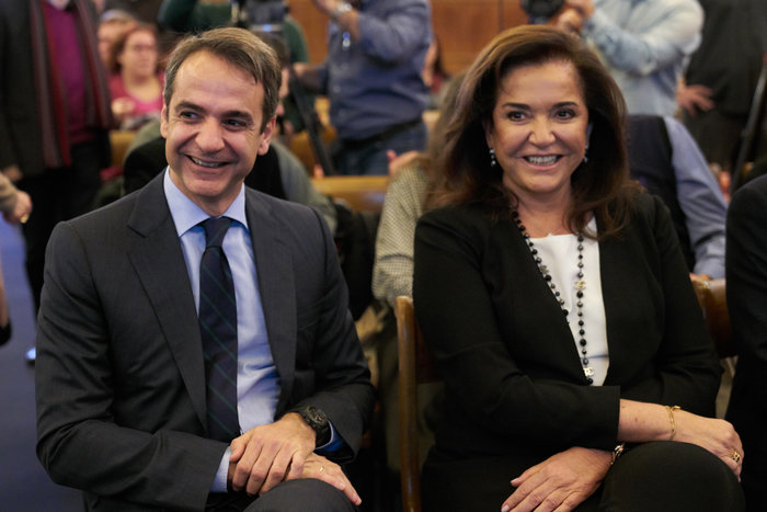 O δημόσιος ασπασμός Κυριάκου- Ντόρας μετά την επίμαχη απόφαση - φωτό