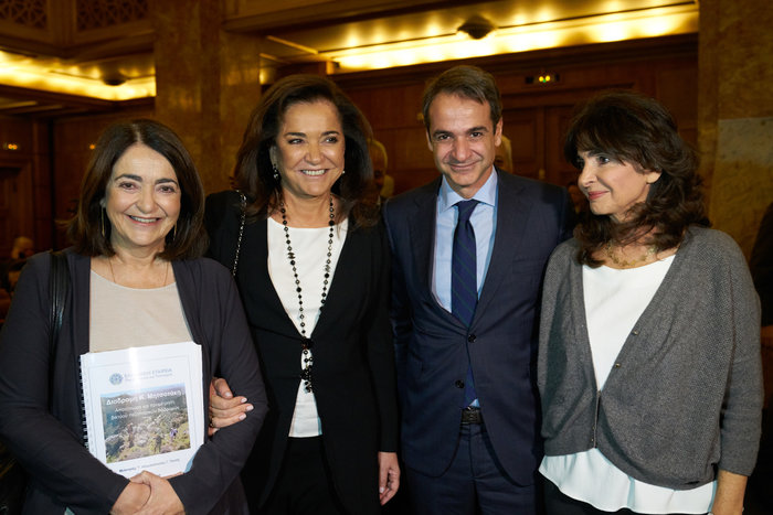 O δημόσιος ασπασμός Κυριάκου- Ντόρας μετά την επίμαχη απόφαση - φωτό - εικόνα 2