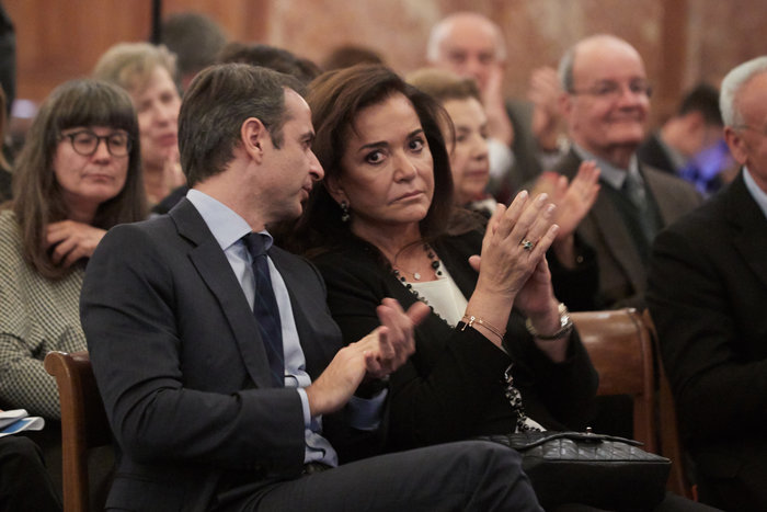 O δημόσιος ασπασμός Κυριάκου- Ντόρας μετά την επίμαχη απόφαση - φωτό - εικόνα 3