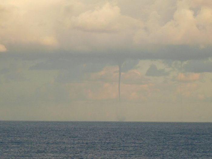 Εντυπωσιακοί υδροστρόβιλοι εμφανίστηκαν ξανά στην Κρήτη (φωτογραφίες)