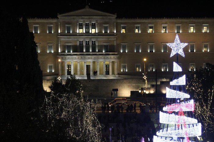 Σύνταγμα: Λαμπερή η φωταγώγηση του χριστουγεννιάτικου δέντρου