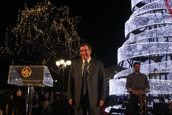 Σύνταγμα: Λαμπερή η φωταγώγηση του χριστουγεννιάτικου δέντρου - εικόνα 3