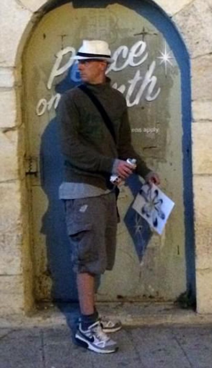 Αυτός είναι ο Banksy; Τουρίστας ισχυρίζεται ότι τον φωτογράφισε στη Βηθλεέμ