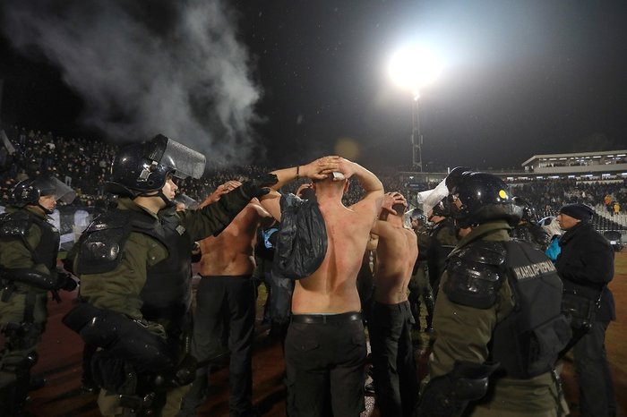 Kαι Έλληνας στα άγρια επεισόδια μεταξύ των οπαδών της Παρτιζάν [βίντεο]