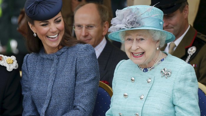 Ελισάβετ: Το χριστουγεννιάτικο δώρο στους 1.500 εργαζόμενους του παλατιού