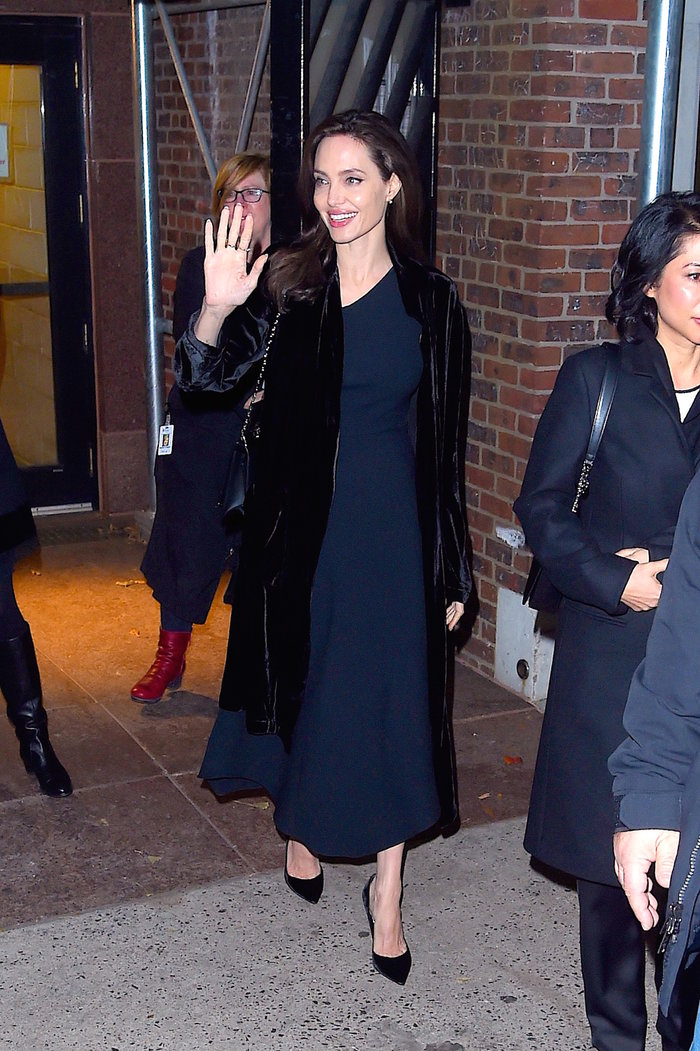 Αντζελίνα Τζολί: Πανέμορφη και λαμπερή με μπλε βελούδο στη Νέα Υόρκη