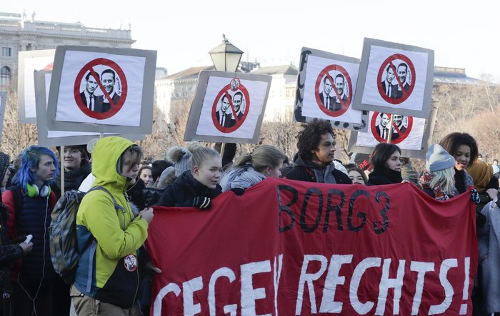 Διαδηλώσεις και συνθήματα στην ορκωμοσία της κυβέρνησης Κουρτς