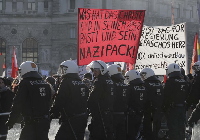 Διαδηλώσεις και συνθήματα στην ορκωμοσία της κυβέρνησης Κουρτς - εικόνα 3