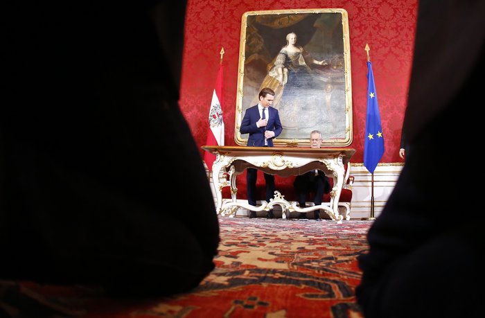 Διαδηλώσεις και συνθήματα στην ορκωμοσία της κυβέρνησης Κουρτς - εικόνα 4