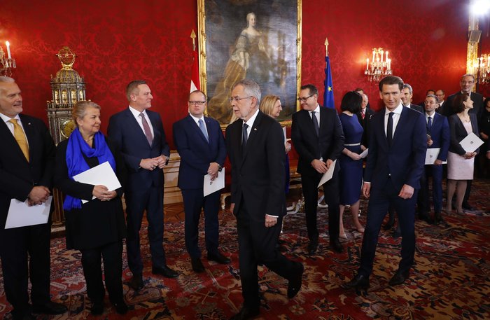 Διαδηλώσεις και συνθήματα στην ορκωμοσία της κυβέρνησης Κουρτς - εικόνα 5
