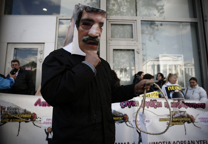 Πορεία της ΠΟΕΔΗΝ, φόρεσαν μάσκες με Τσίπρα και Πολάκη