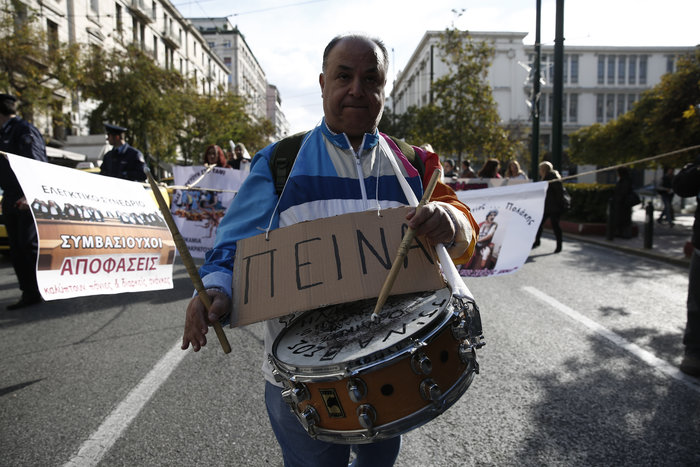 Πορεία της ΠΟΕΔΗΝ, φόρεσαν μάσκες με Τσίπρα και Πολάκη - εικόνα 4