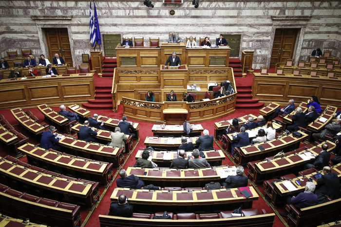 Σφοδρή κόντρα για τα μνημόνια, τους φόρους και τα success story