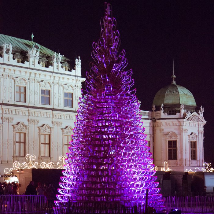 Hello Wood, από το διάσημο αρχιτεκτονικό γραφείο ένα δέντρο από 400 μικρά έλκηθρα στους Βοτανικούς Κήπους του Λονδίνου