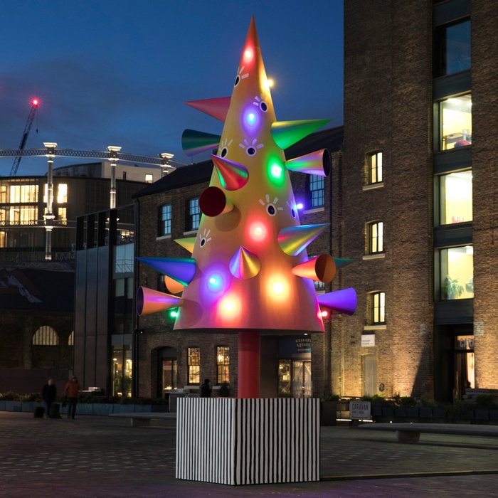 Joanne Tatham and Tom O’Sullivan έστησαν ένα δέντρο με χαρούμενα πρόσωπα στο Κινγκ Κρος.