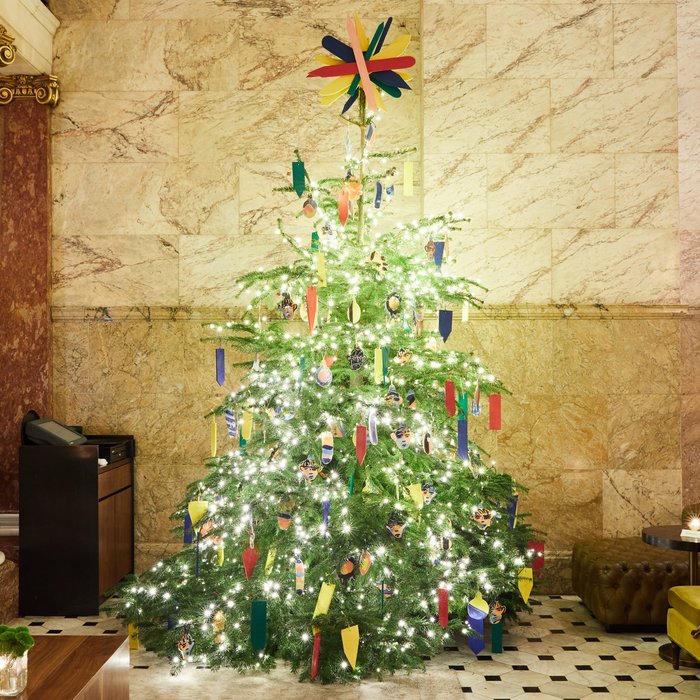 Από τον Τζον Μπουθ, ένα δέντρο με χειροποίητα στολίδια για την ενίσχυση του Ιδρύματος Άλμπερτ Κέννεντι και των LGBDQ ατόμων.