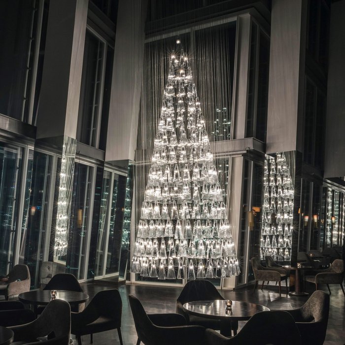 450 ποτήρια για το Χριστουγεννιάτικο δέντρο του Λι Μπρουμ στο London's Shard building.