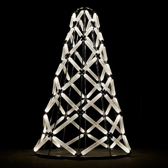 Ένα δέντρο από τσέχικα κρύσταλλα στο Hong Kong's Upper House Hotel, από τον Γιαμπού Πούσελμπεργκ.