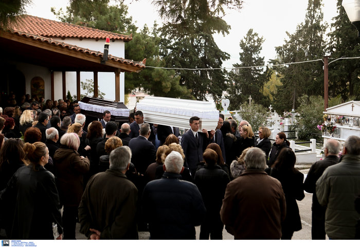 Αγ. Ανάργυροι: «Ο φονιάς μας έκαψε» - Θρήνος στην κηδεία των θυμάτων - εικόνα 4