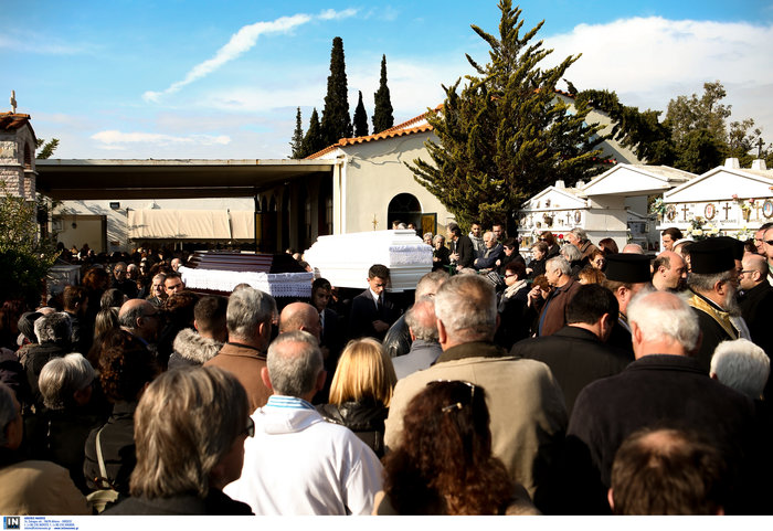 Αγ. Ανάργυροι: «Ο φονιάς μας έκαψε» - Θρήνος στην κηδεία των θυμάτων - εικόνα 5