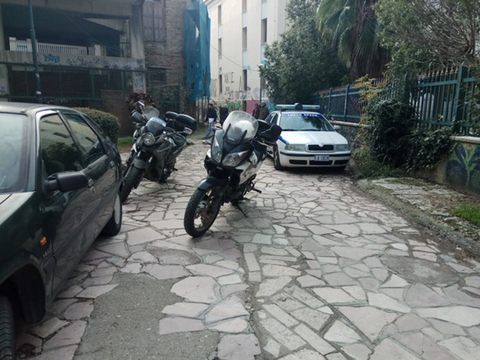 «Εκδρομή» Ρουβίκωνα στο Αγρίνιο με εισβολή στην εφορία