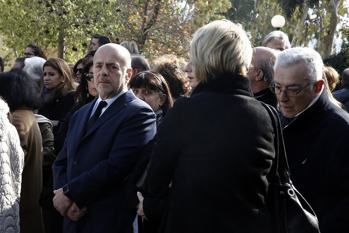 Ο επιχειρηματίας Γιάννης Αλαφούζος στην κηδεία του δημοσιογράφου Βασίλη Μπεσκένη