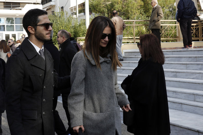 Οι δημοσιογράφοι Σταύρος Ιωαννίδης και Άννα Μπουσδούκου στην κηδεία του δημοσιογράφου Βασίλη Μπεσκένη