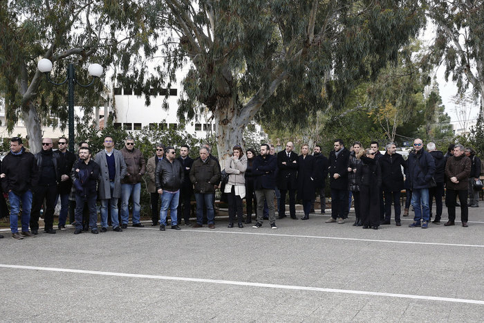 Δημοσιογράφοι και τεχνικοί παρακολουθούν την κηδεία του δημοσιογράφου Βασίλη Μπεσκένη