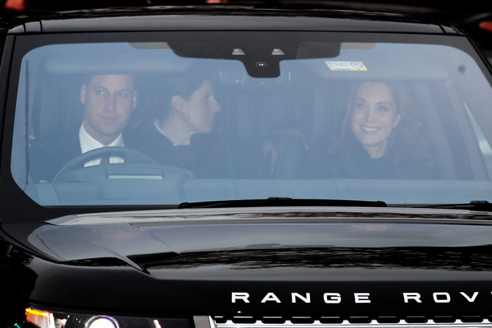 Πρίγκιπας Γουίλιαμ, Κέιτ Μίντλετον (διακρίνεται η νταντά των παιδιών τους στο πίσω κάθισμα)