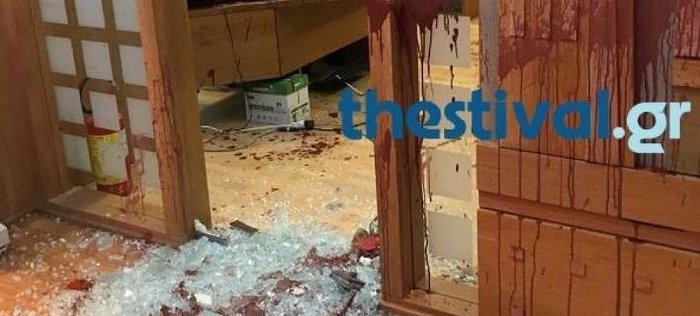 Καταδρομική έφοδος κουκουλοφόρων στην πρυτανεία του ΠΑ.ΜΑΚ.