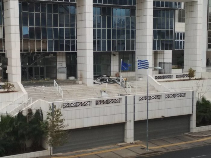 Μεγάλες ζημιές από την έκρηξη της βόμβας στο Εφετείο [φωτό]