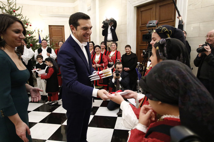 Μαθητές έψαλλαν τα κάλαντα στον Τσίπρα-ζήτησε & «παραδοσιακά» - εικόνα 4