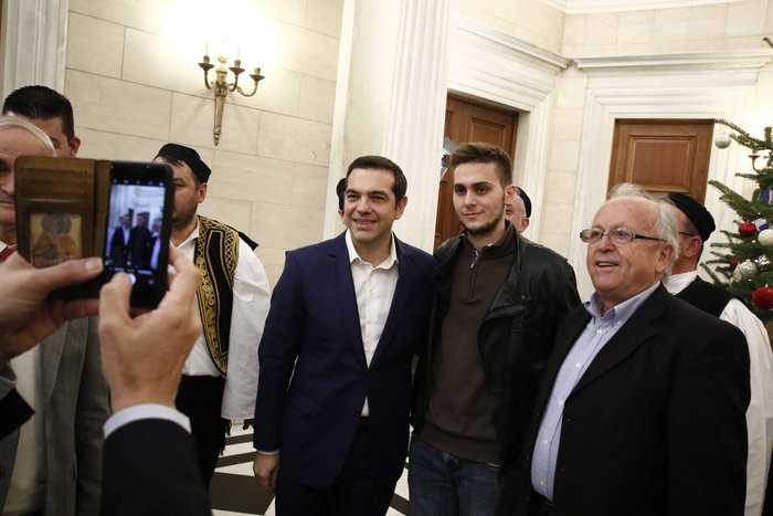 Μαθητές έψαλλαν τα κάλαντα στον Τσίπρα-ζήτησε & «παραδοσιακά» - εικόνα 5