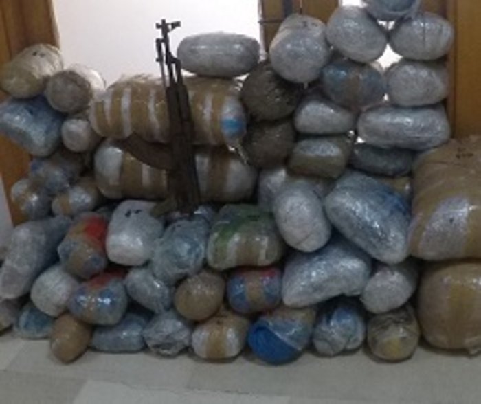 Ελληνας με καλάσνικοφ και φορτίο ναρκωτικών στο Καλπάκι