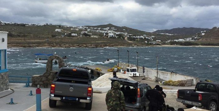 Αίσιο τέλος στην επιχείρηση διάσωσης των ναυτικών στη Μύκονο - Εικόνες