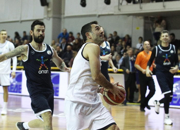 Τιμήθηκε ο θρύλος του ελληνικού μπάσκετ Νίκος Γκάλης - εικόνα 7