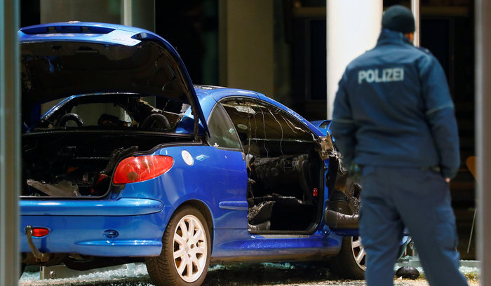 Τρόμος στη Γερμανία: Ανδρας εισέβαλε με ΙΧ στα γραφεία του SPD - εικόνα 2